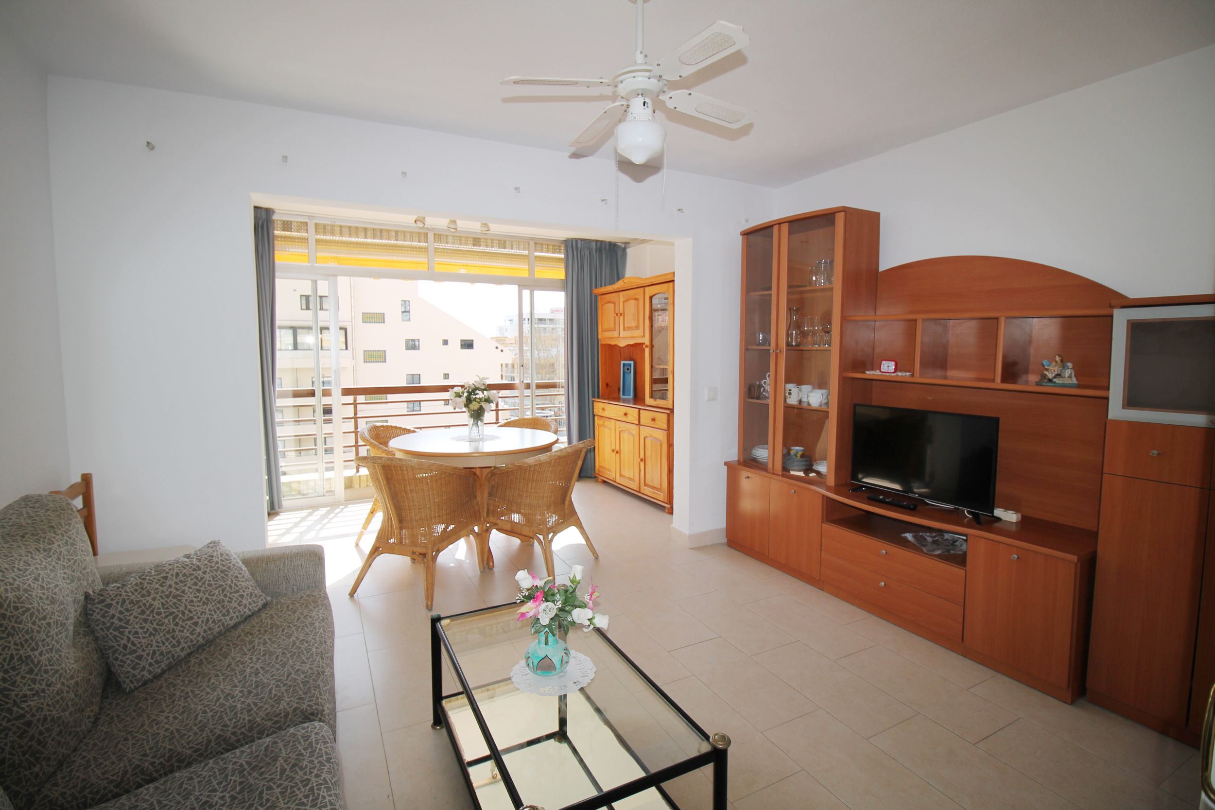 02 Apartamento de 1 dormitorio en levante, a 1 minuto de la playa, ideal como inversión
