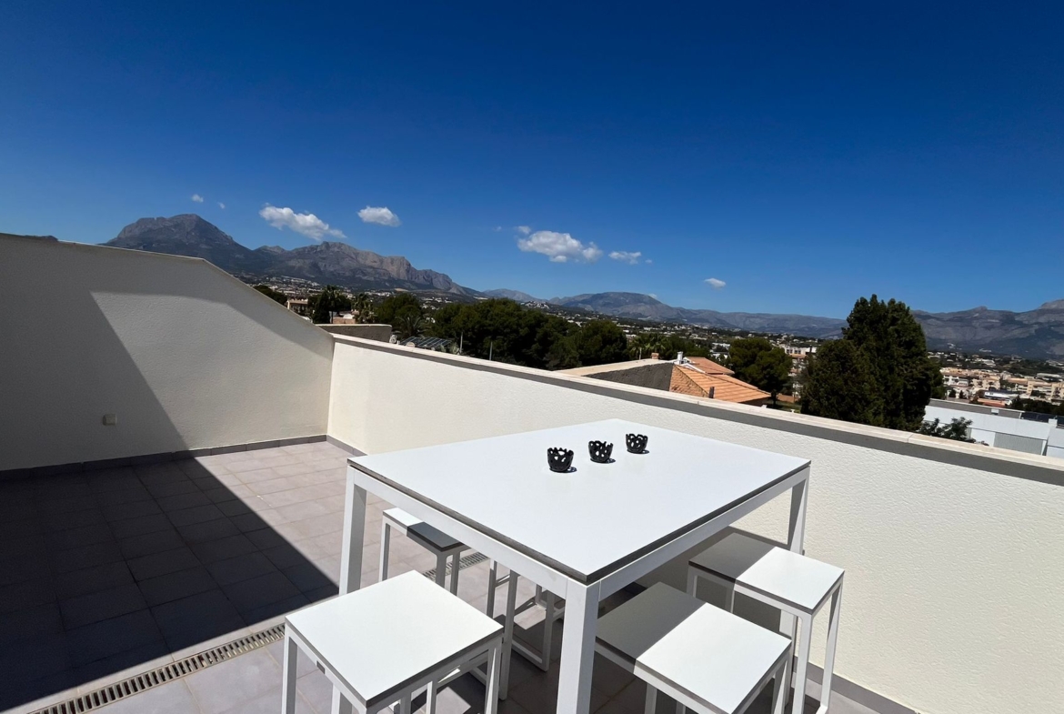 Chalet de obra nueva con vistas al mar y montaña, El Albir