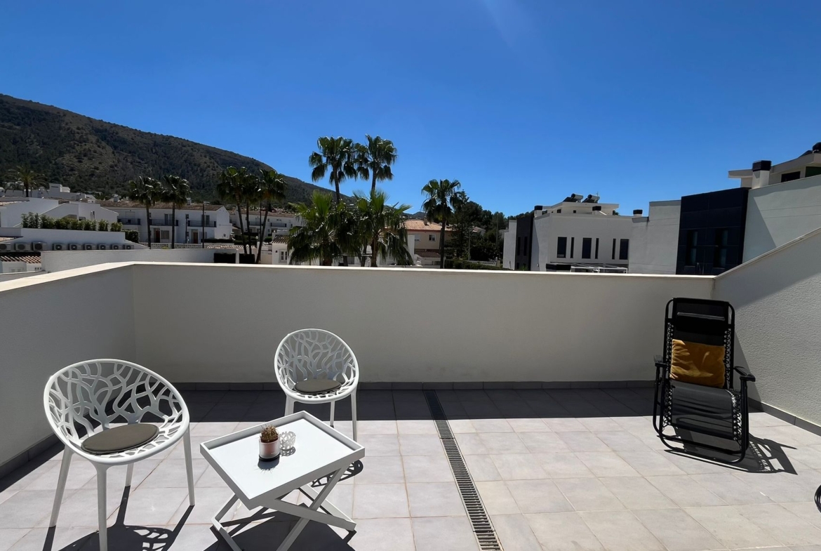 Chalet de obra nueva con vistas al mar y montaña, El Albir